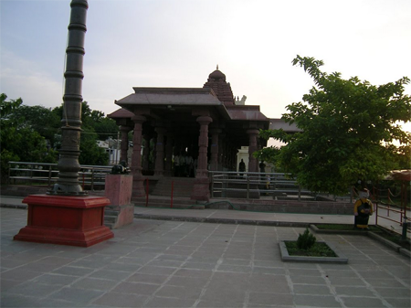 Information about temples of alampur one of the 18 Shaktipeetas in India. Jogulamba temple at alampur 